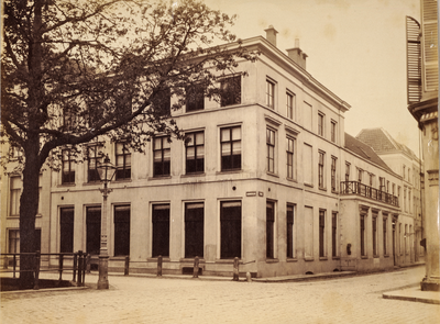 76912 Gezicht op de voor- en zijgevel van Sociëteit Sic Semper (Trans 19) te Utrecht, gezien vanaf de Pausdam. Links de ...